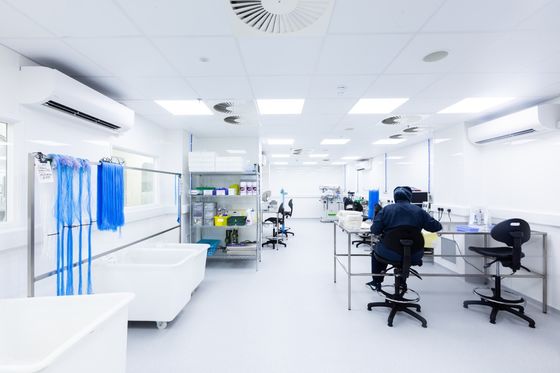 Kontrol Edilen Üretim Süreci ISO 8 Epoksi Zemini ve PLC Denetimli Temiz Oda